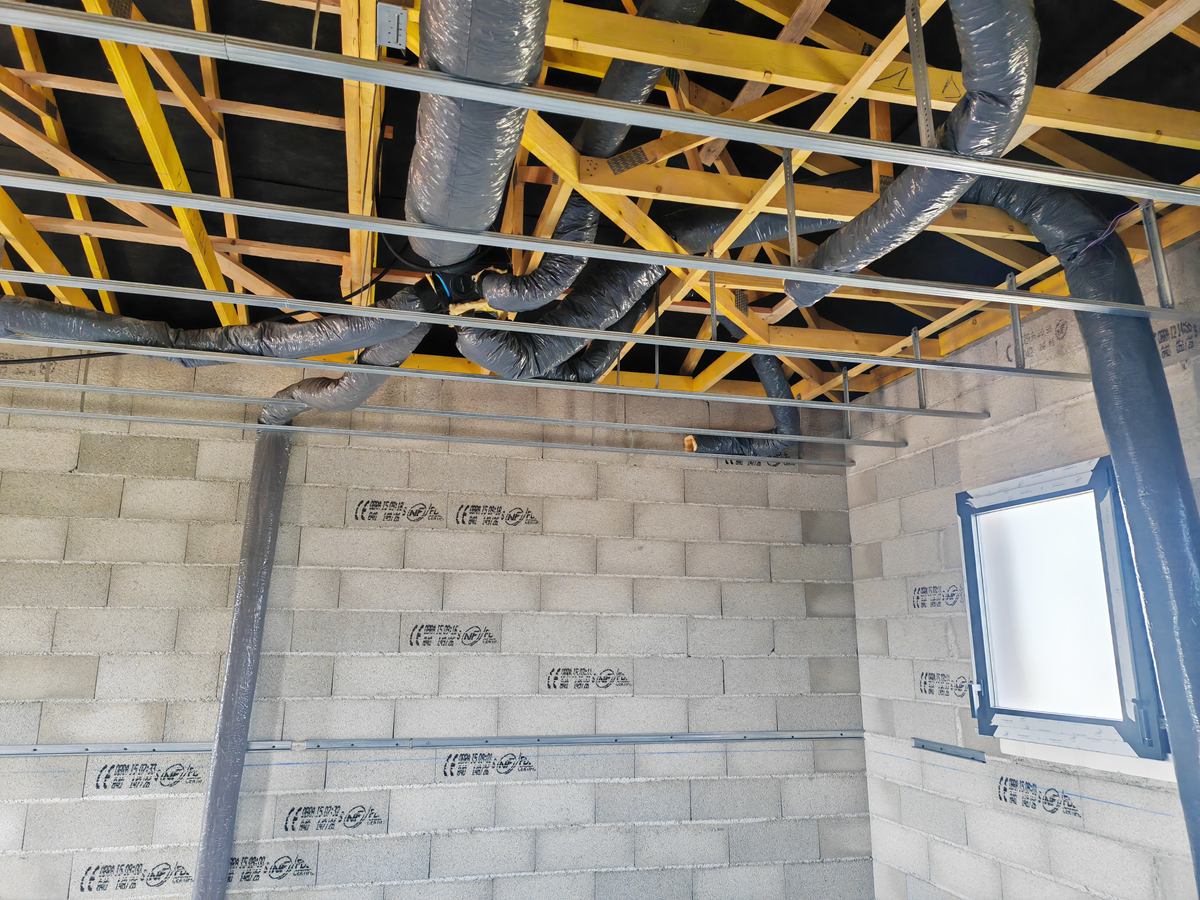 Réseaux de gaines dans les combles d’une construction neuve